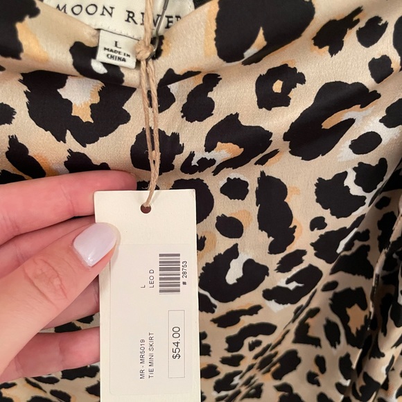 Moon River Cheetah Skirt, NWT, size: large - Picture 3 of 4